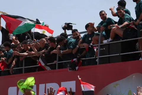 علم فلسطين وقميص ملطخ بالدماء.. ردود فعل الصحف العالمية على استقبال الجماهير لبعثة المنتخب 
